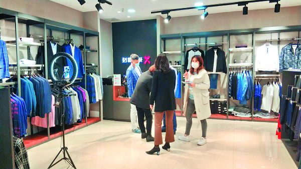 商场直播带货顾客“云逛街”下单，消费券促文