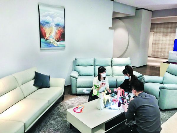 商场直播带货顾客“云逛街”下单，消费券促文