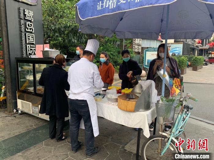“甩卖”“摆摊” 成都街头出现最接地气的行业自救