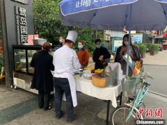 “甩卖”“摆摊” 成都街头出现最接地气的行业自救
