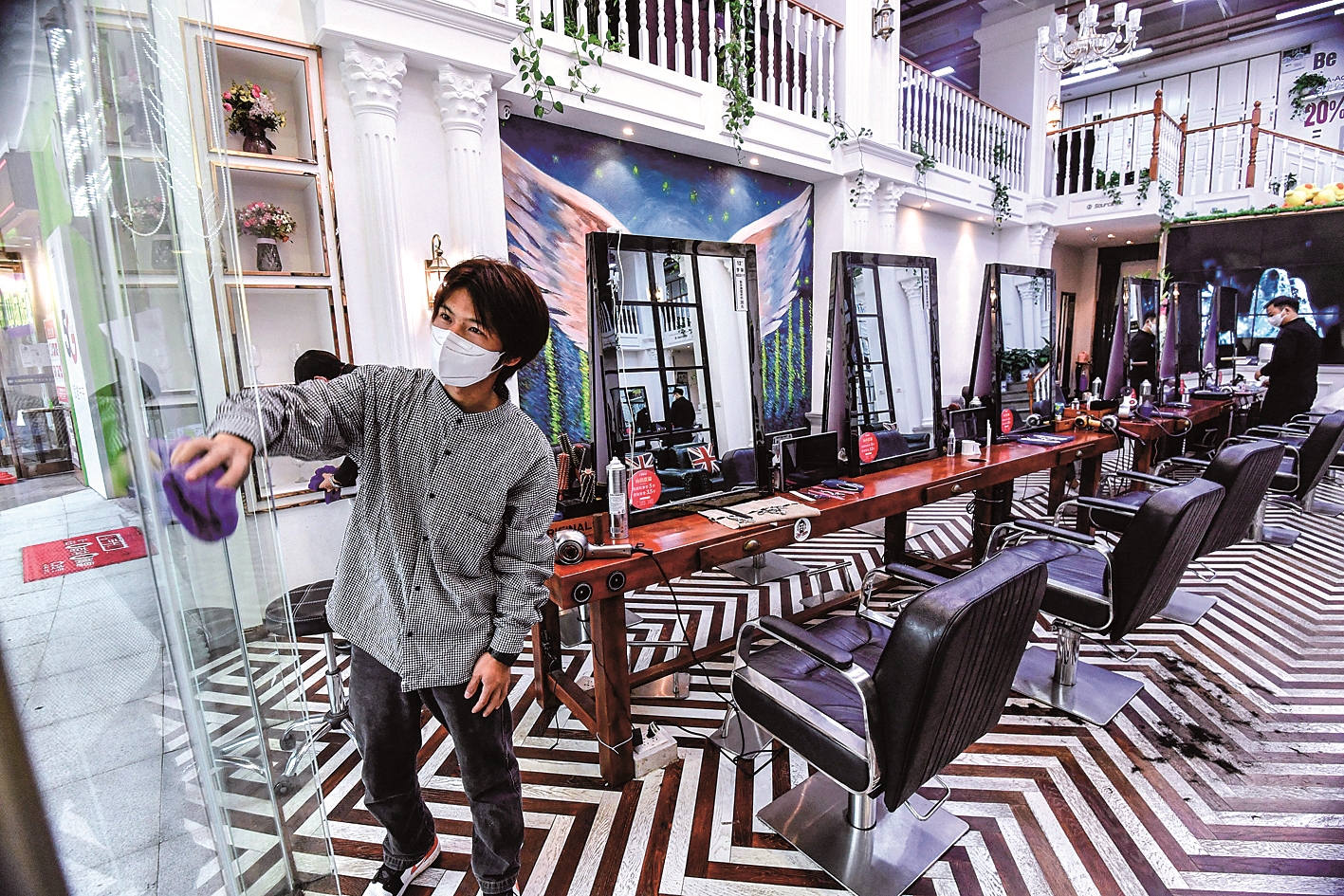 疫情好转加之政策给力街边小店逐渐开门营业 不少房东主动减租为个体户减负