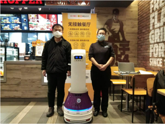 餐饮行业加速数字化转型 无人配送机器人缓解用工成本压力