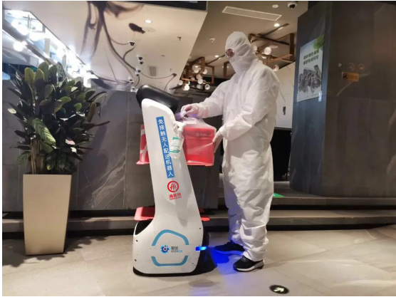 餐饮行业加速数字化转型 无人配送机器人缓解用工成本压力