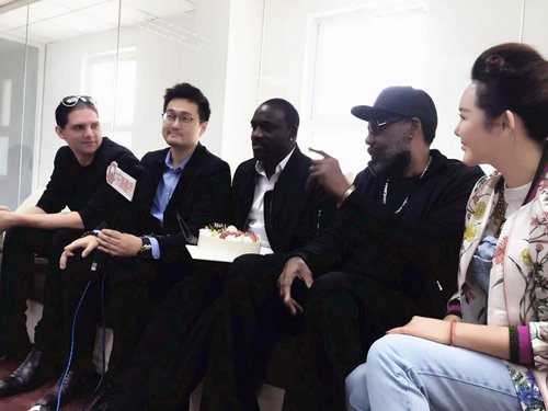 Akon及其团队与Suby