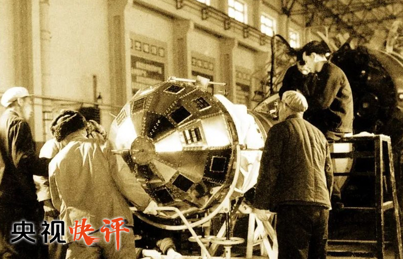 齐奋斗克险阻，靠创新攀高峰。创新是航天精神的灵魂。回望历史，广大航天人始终紧盯世界科技前沿，围绕自力更生，坚持自主创新，科学求实，团结协作，攻克了一个又一个关键技术，取得了一个又一个辉煌成就，成就了中国航天大国的地位。
