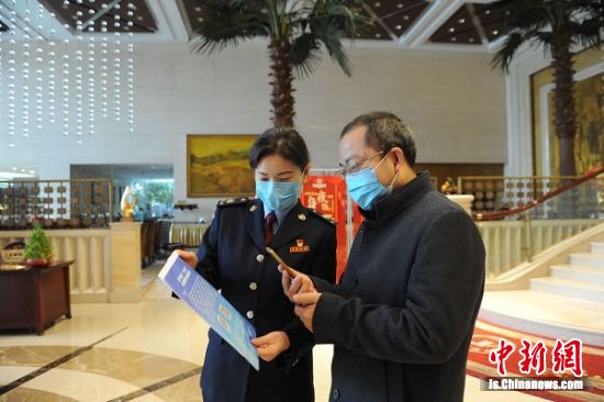 常州税务人员走进企业送服务