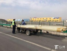 货运三轮违法上路 新疆高速交警展开集中治理