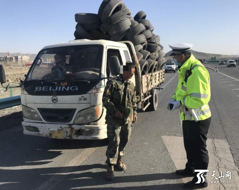 货运三轮违法上路 新疆高速交警展开集中治理