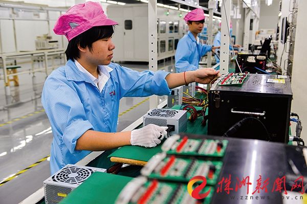 在长城电脑株洲基地，生产线上工人们在工作。 株洲日报社全媒体记者 刘震 摄2