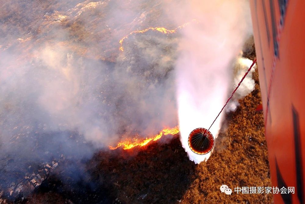 组图：火场上空的雄鹰只为守护祖国绿水河山