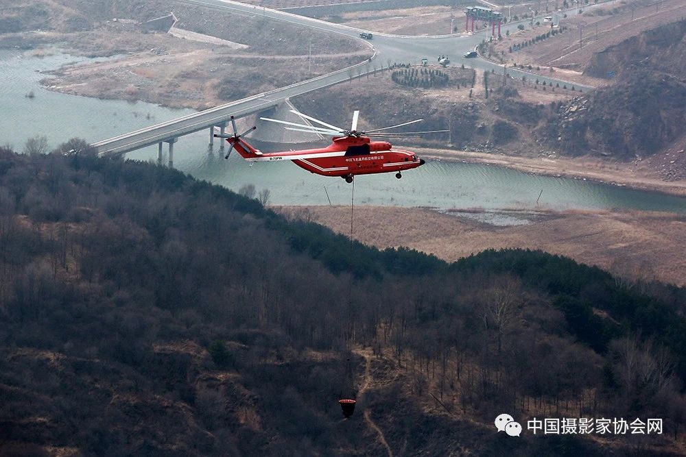 组图：火场上空的雄鹰只为守护祖国绿水河山