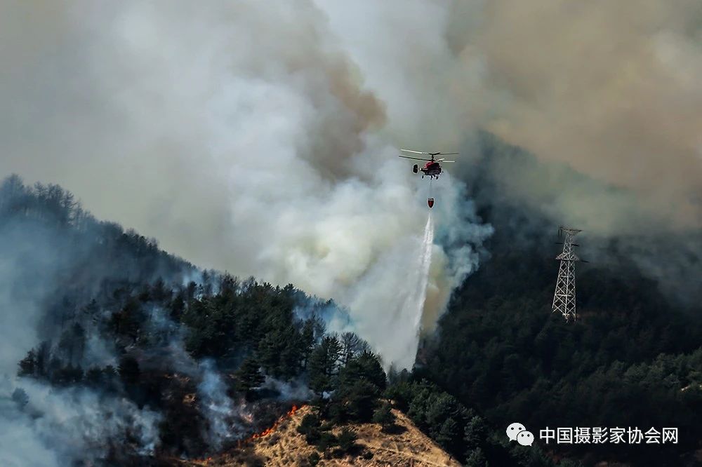 组图：火场上空的雄鹰只为守护祖国绿水河山