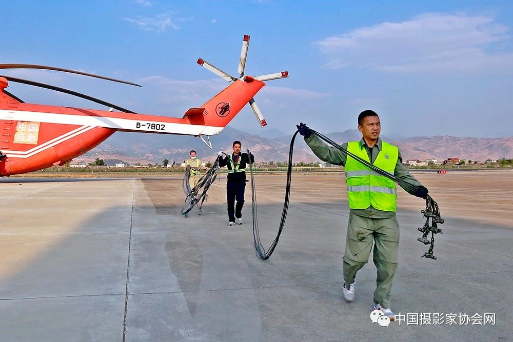 组图：火场上空的雄鹰只为守护祖国绿水河山