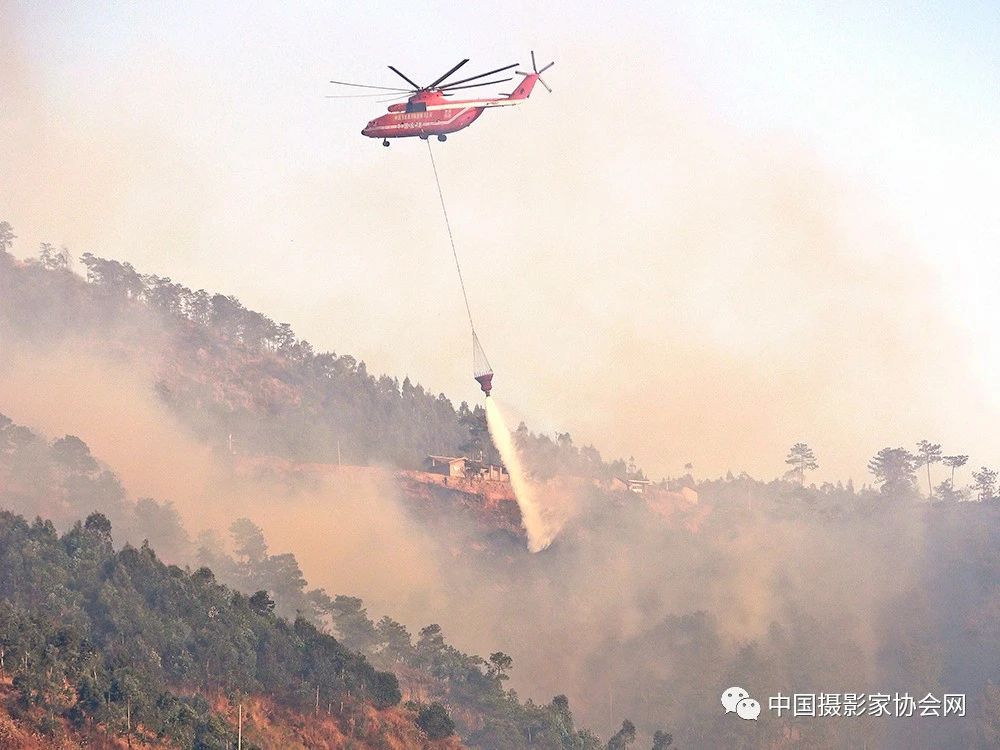 组图：火场上空的雄鹰只为守护祖国绿水河山