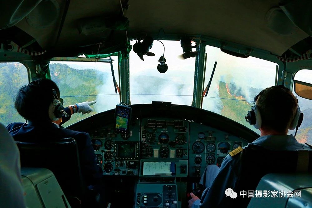 组图：火场上空的雄鹰只为守护祖国绿水河山