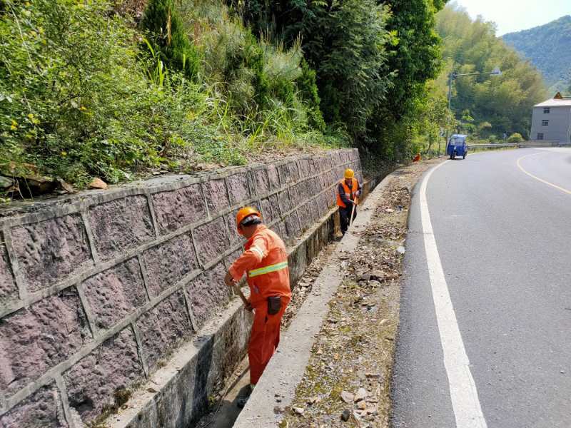 清理边沟 植树绿化 开化县公路管理局掀起春季专项保养热潮