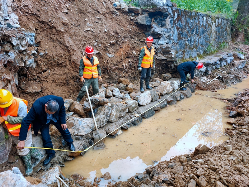 清理边沟 植树绿化 开化县公路管理局掀起春季专项保养热潮
