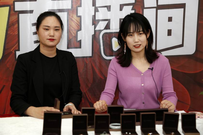 吉开珠宝2周年店庆 安阳新闻网主持人化身主播直