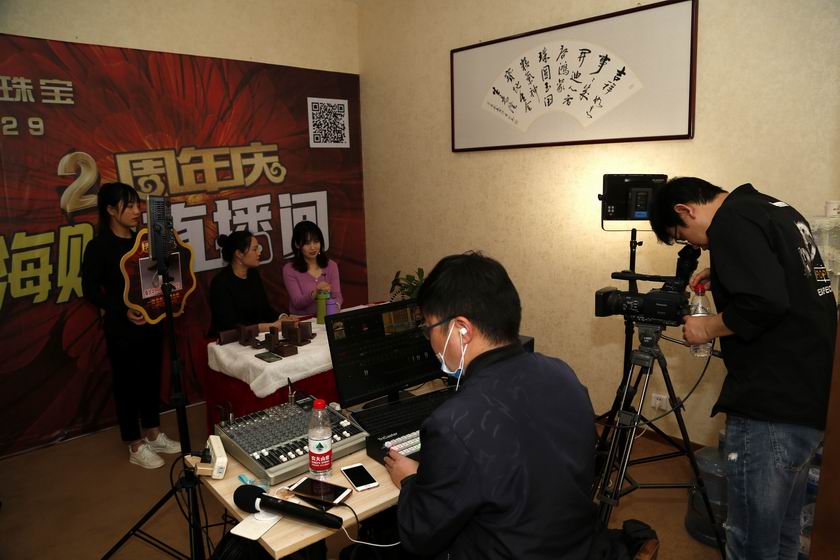 吉开珠宝2周年店庆 安阳新闻网主持人化身主播直