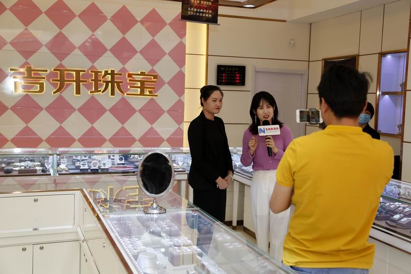 吉开珠宝2周年店庆 安阳新闻网主持人化身主播直