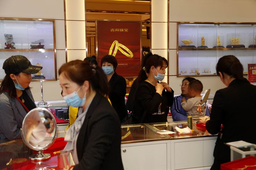 吉开珠宝2周年店庆 安阳新闻网主持人化身主播直