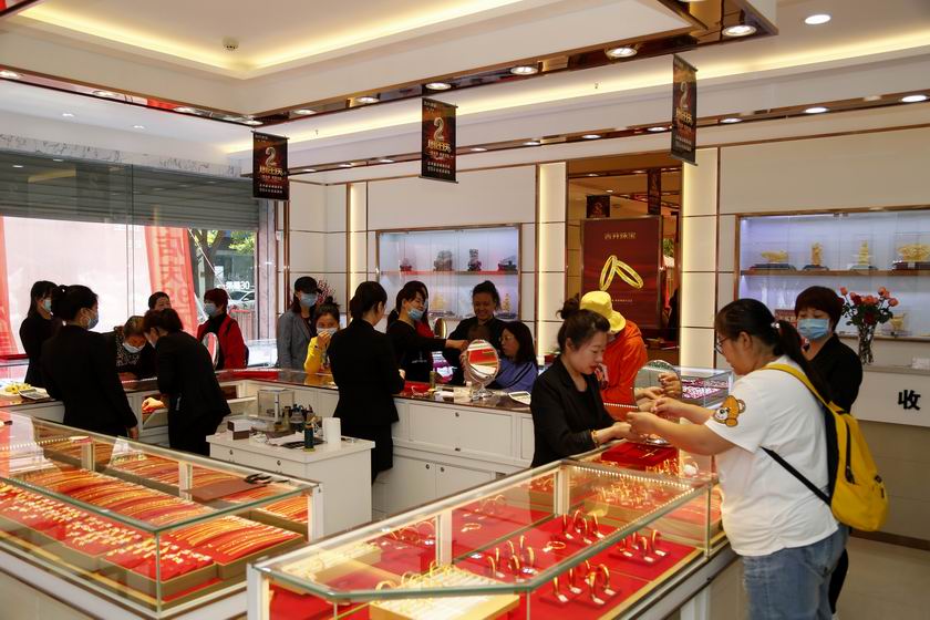 吉开珠宝2周年店庆 安阳新闻网主持人化身主播直