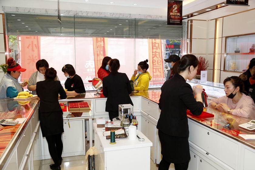 吉开珠宝2周年店庆 安阳新闻网主持人化身主播直