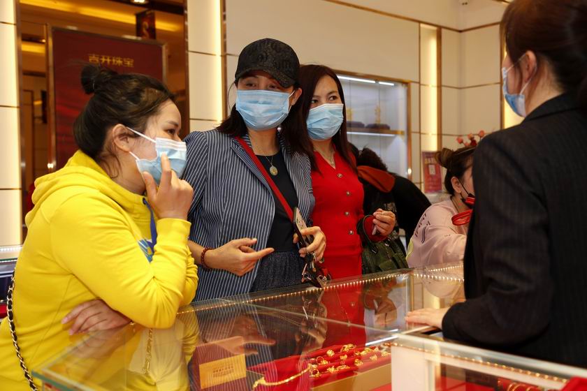 吉开珠宝2周年店庆 安阳新闻网主持人化身主播直