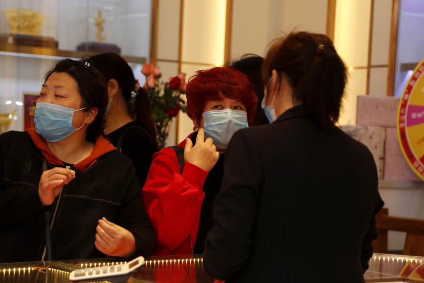 吉开珠宝2周年店庆 安阳新闻网主持人化身主播直