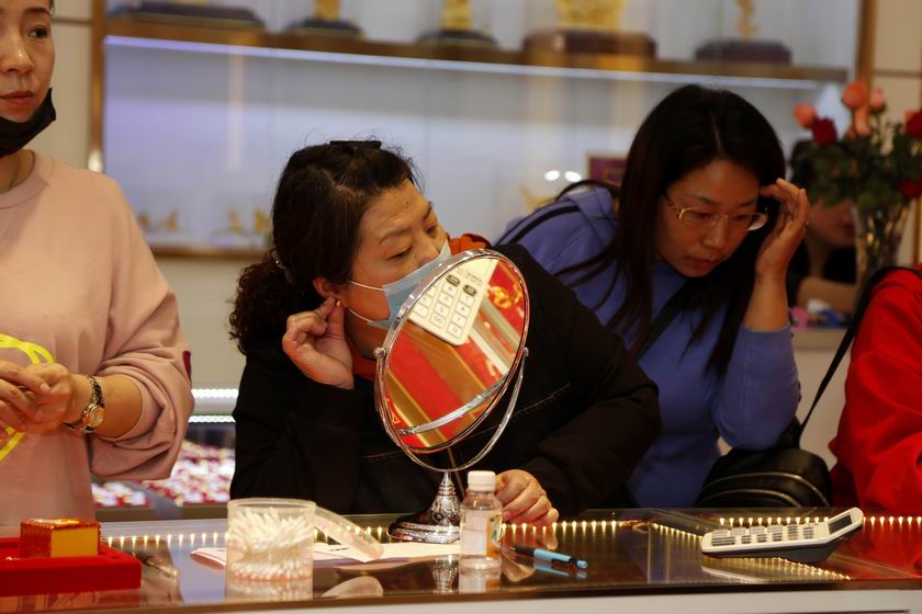 吉开珠宝2周年店庆 安阳新闻网主持人化身主播直