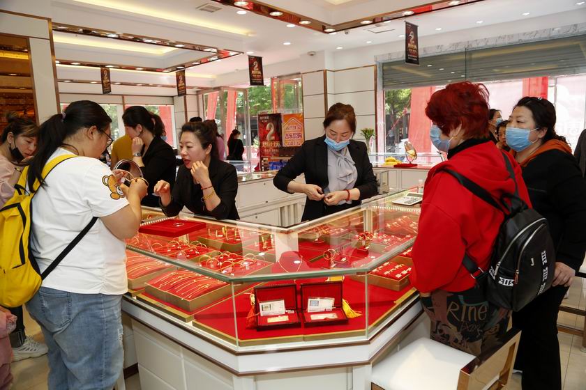 吉开珠宝2周年店庆 安阳新闻网主持人化身主播直