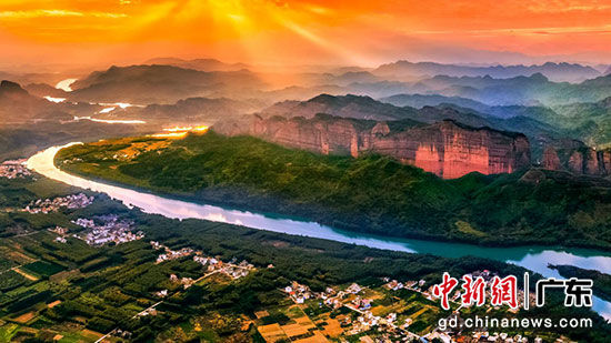 “色若渥丹，灿如明霞，展现出来就是赤壁丹崖。” 殷焕明生动地向网友描述丹霞之美。