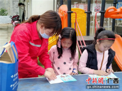 广西大新“供电志愿者服务行”深入贫困村助困