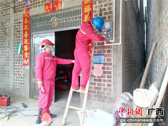 广西大新“供电志愿者服务行”深入贫困村助困