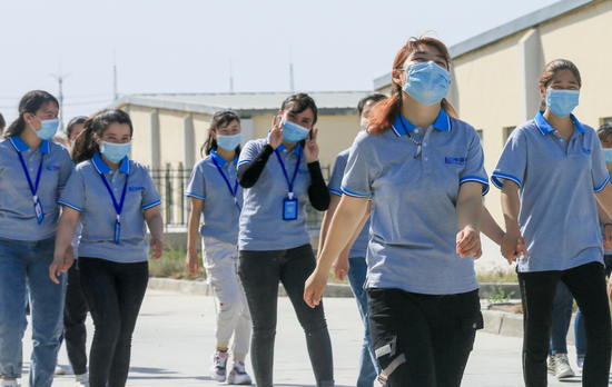 新疆呼图壁：多措并举助力企业复工复产