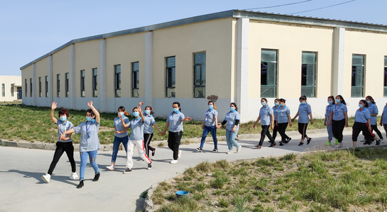 新疆呼图壁：多措并举助力企业复工复产