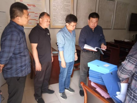 张剑锋到城南办事处后王营行政村督导脱贫攻坚工作