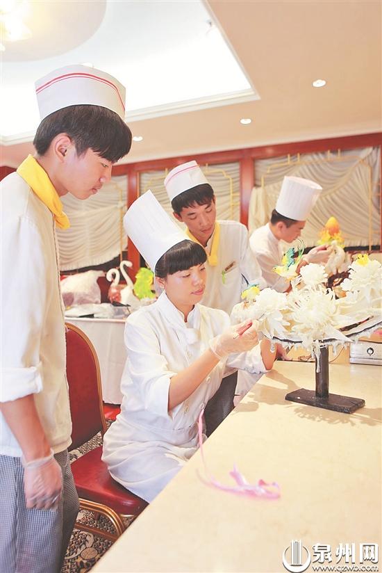 【“泉州工匠”系列报道】张琼瑜：“钻”出菜肴装饰新天地