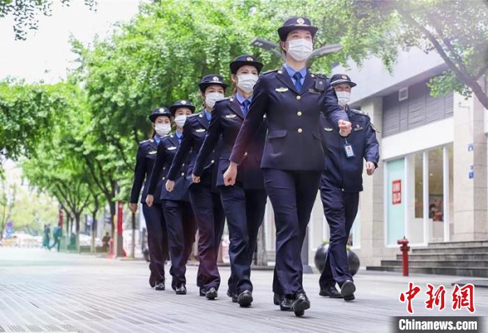 浙江金华市区首支女子巡逻队亮相 飒爽英姿吸睛