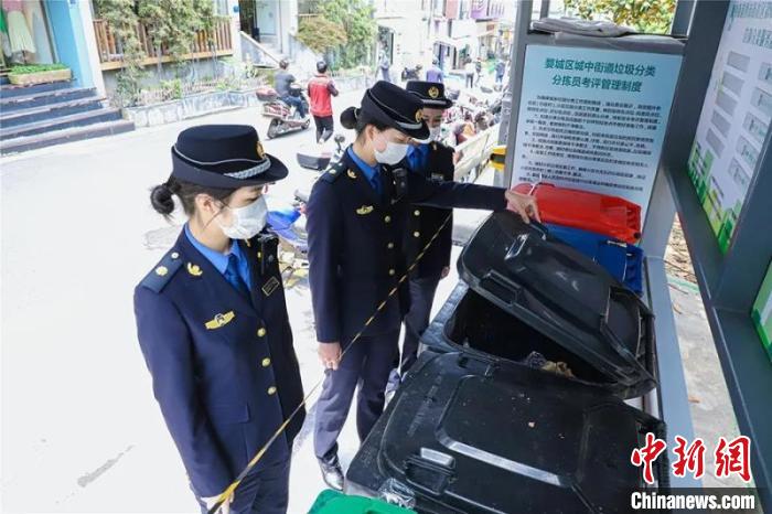 浙江金华市区首支女子巡逻队亮相 飒爽英姿吸睛