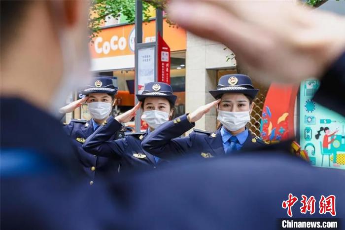 浙江金华市区首支女子巡逻队亮相 飒爽英姿吸睛