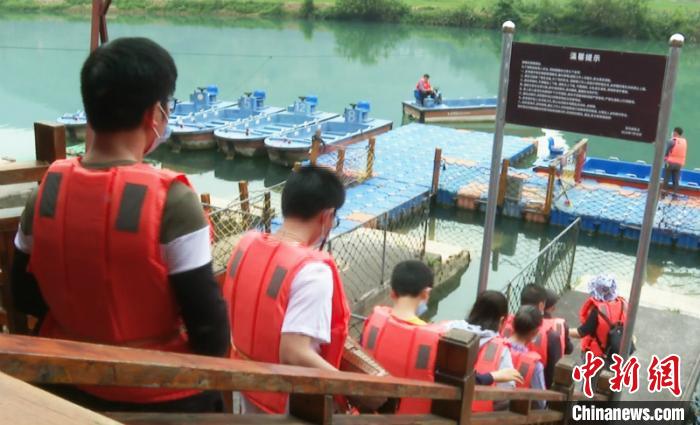 图为景区游客等待登船。　黄峰 摄