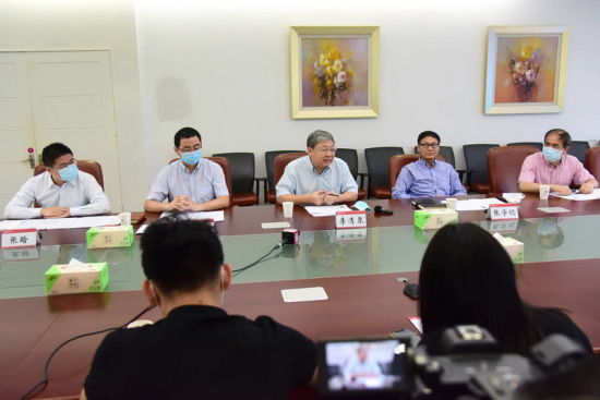 深圳大学校长李清泉正接受记者提问