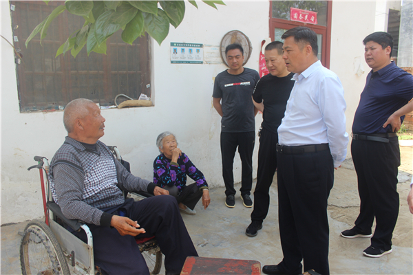 西华：“五一”假期不停歇 全县干部“奔跑”在一线