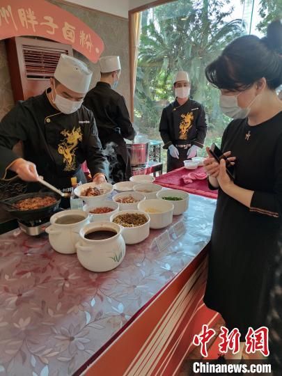 永州胖子卤粉的第六代传承人唐芦正正在招呼食客。受访者供图