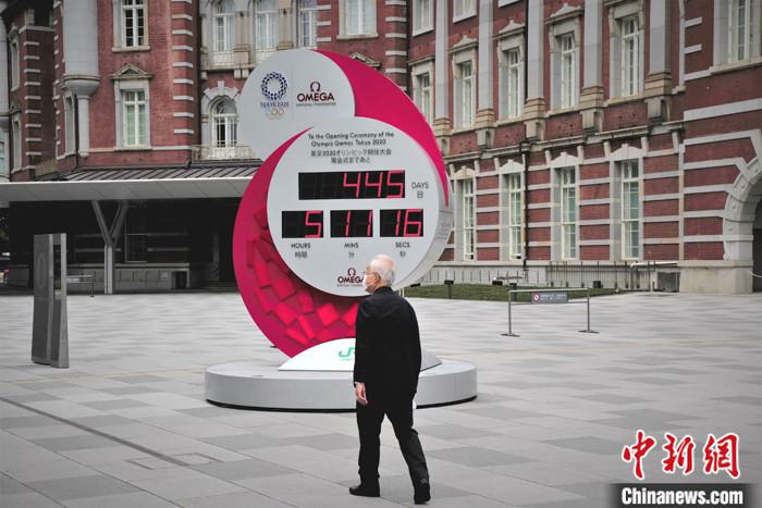 当地时间5月4日，行人走过日本东京车站附近的奥运倒计时电子屏。当天，日本首相安倍晋三在新冠病毒感染症对策总部会议上宣布，以全国为对象的“紧急事态宣言”期限延长至5月31日。
中新社记者 吕少威 摄