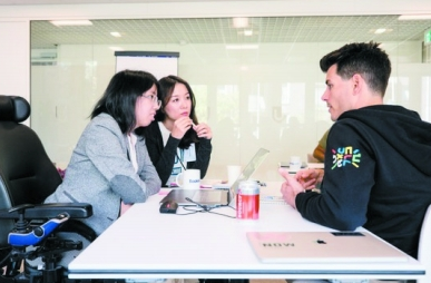 【暖新闻】“轮椅姑娘”帮助残障人士跨越障碍探索世界