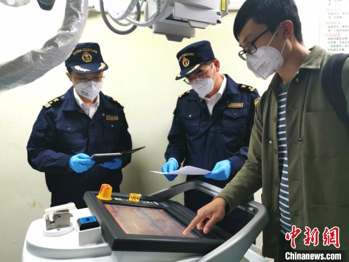 广州海关所属南沙海关派员上门对进口移动式摄影X射线机实施查验(资料图)。殷寿柏摄 　摄