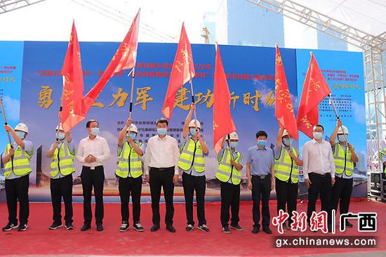 向工人先锋号、青年文明号和“青年突击队”授旗。 向工人先锋号、青年文明号和“青年突击队”授旗。