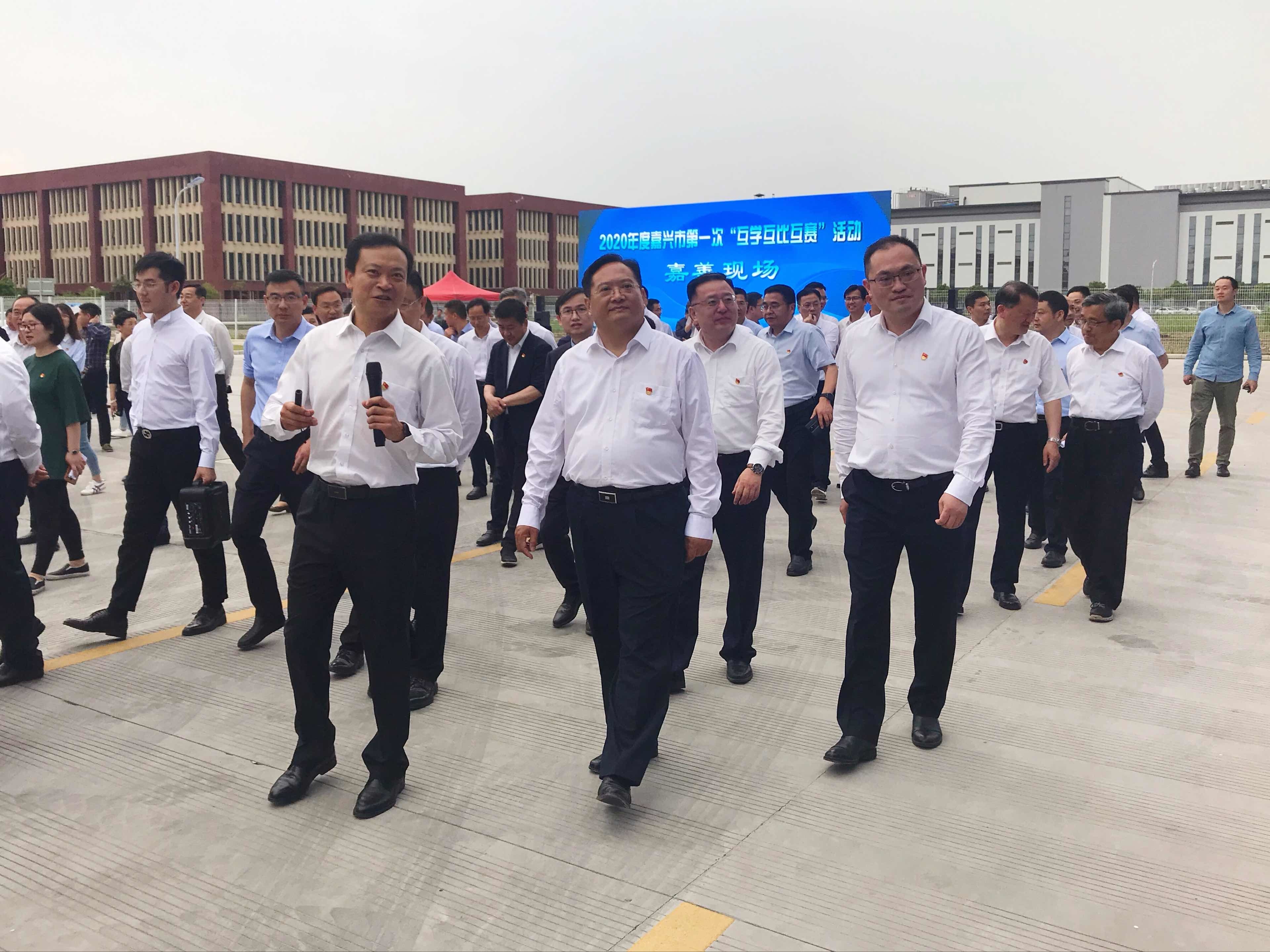 市委书记、市长带领“互学互比互赛”观摩团走